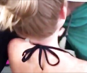 Annesi arka planda olduğunda mastürbasyon annesiyle konulu porno # 2